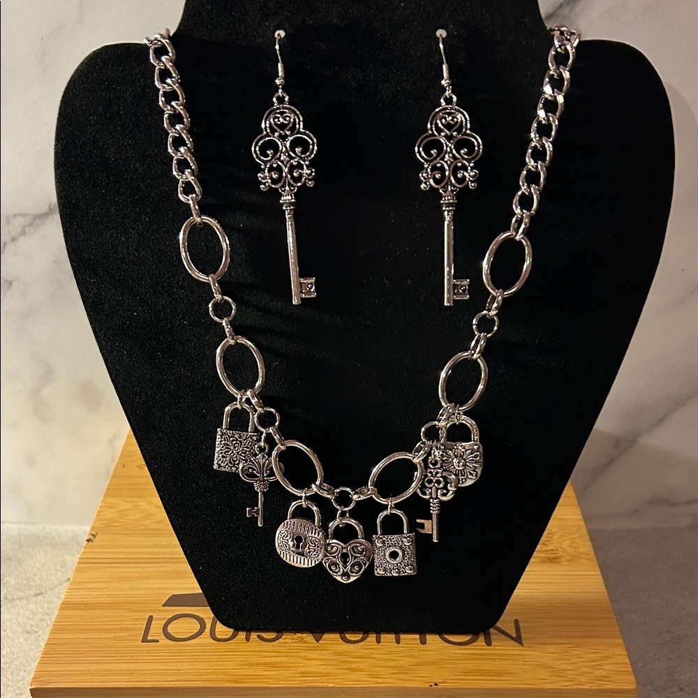 Paparazzi Silver Key and Lock Necklace Set